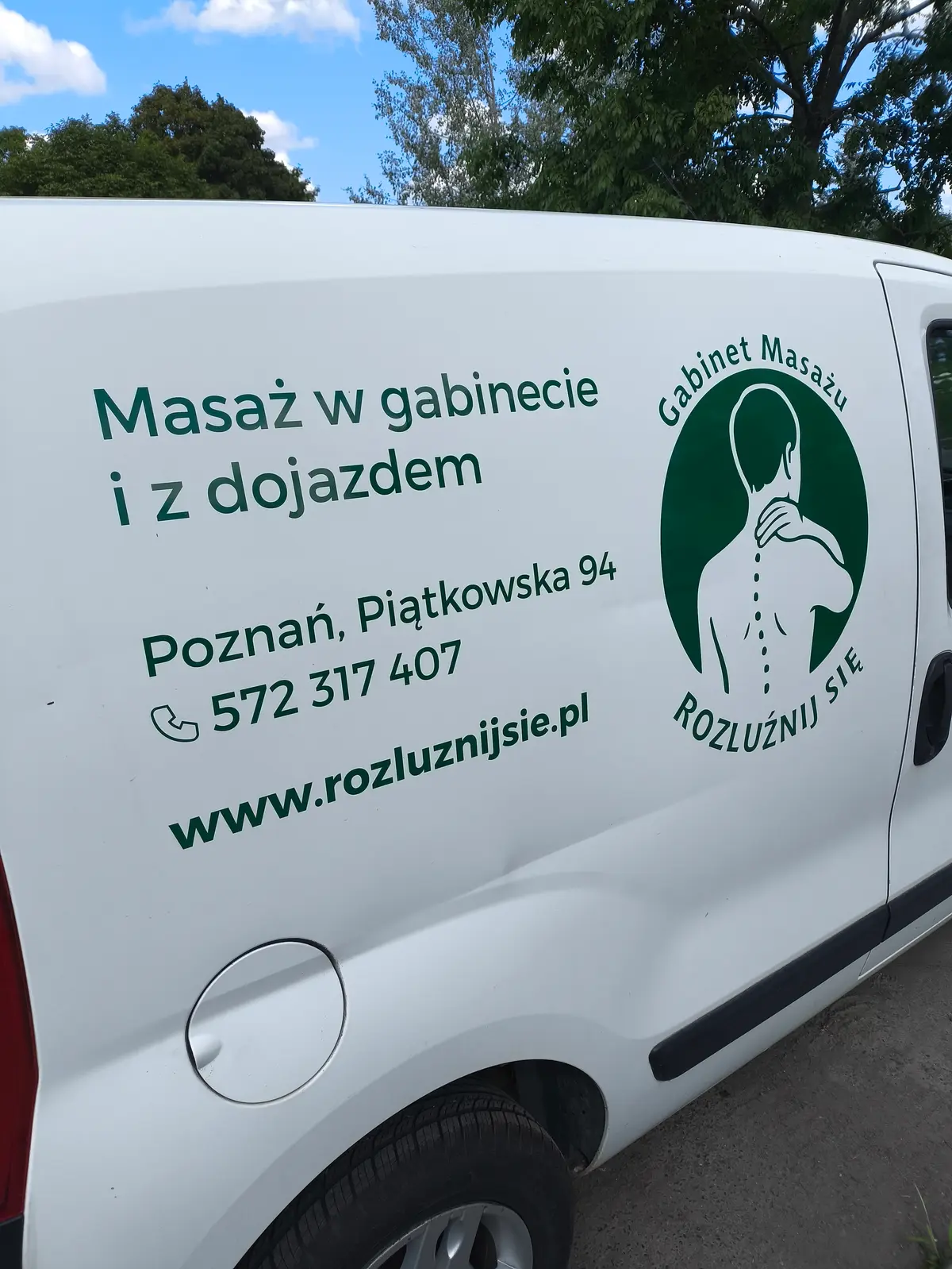 Auto gabinetu Rozluźnij Się z napisem masaż w gabinecie i z dojazdem oraz numerem telefonu