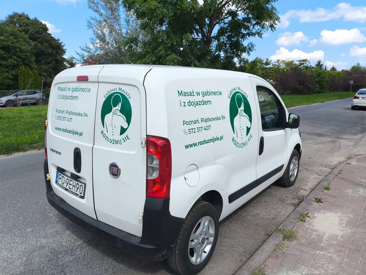 Oznakowane auto gabinetu masażu Rozluźnij Się, którym dojeżdżamy do klientów w Poznaniu