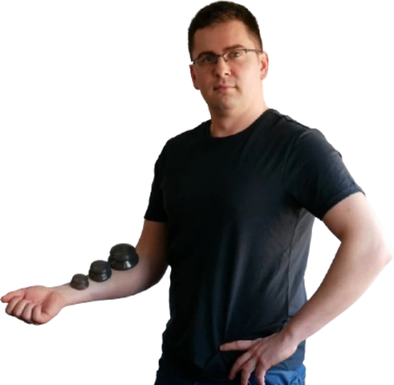 Kamil Jędrzejewski z gorącymi kamieniami do masażu