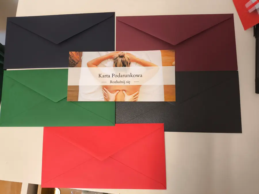 Koperty w kilku kolorach do wyboru razem z kartą podarunkową na masaż