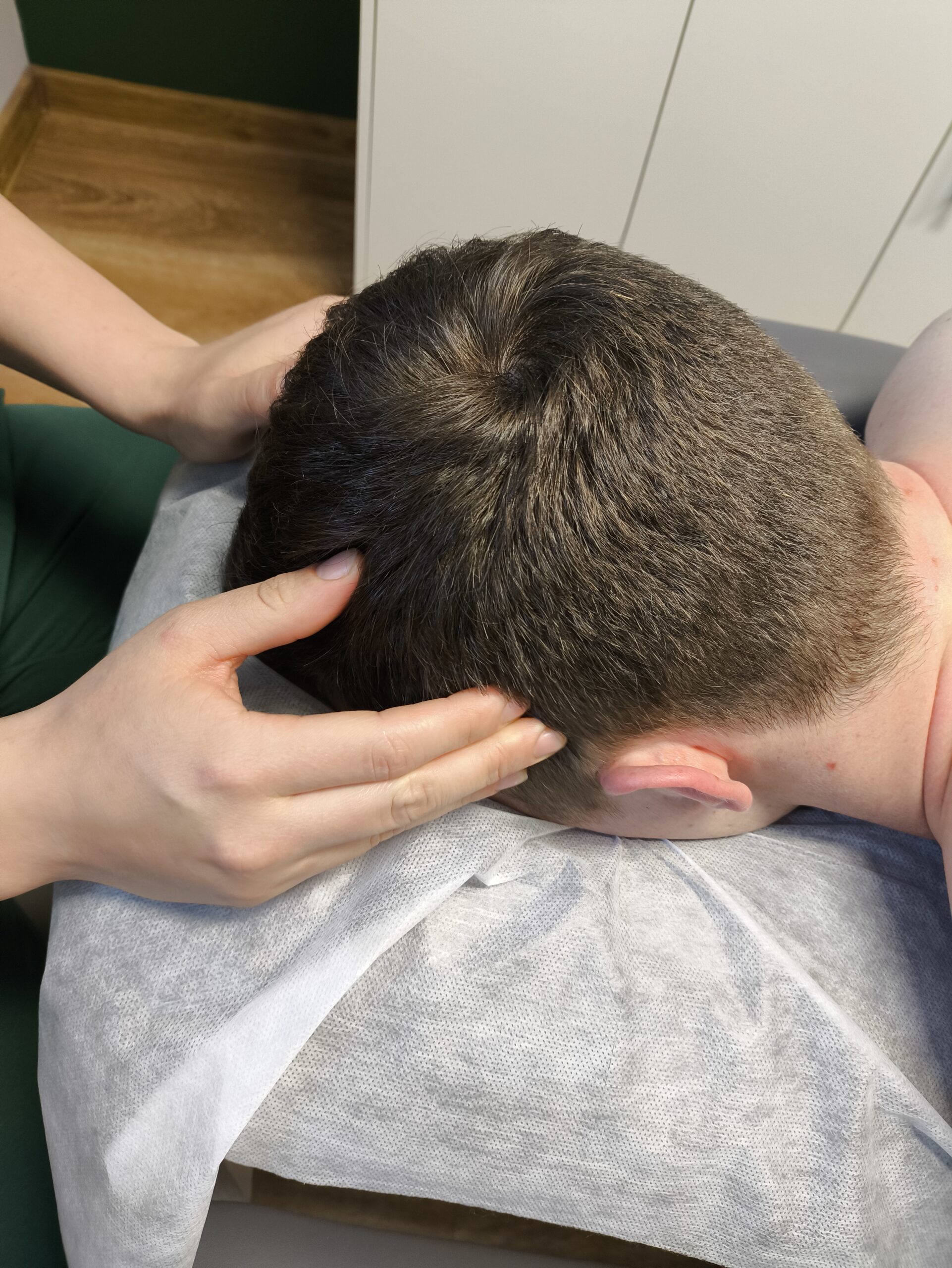 Masaż głowy, obręczy barkowej oraz pleców to skuteczna metoda. Skorzystaj w Rozluźnij się - masaż Poznań